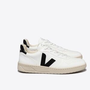 VEJA womans sneaker black and white size 9